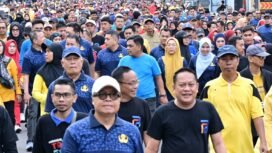 Masyarakat Kota Makassar meramaikan momentum Jalan Sehat, sebagai rangkaian HUT ke-418 Tahun Makassar, Sabtu (08/11/2025)