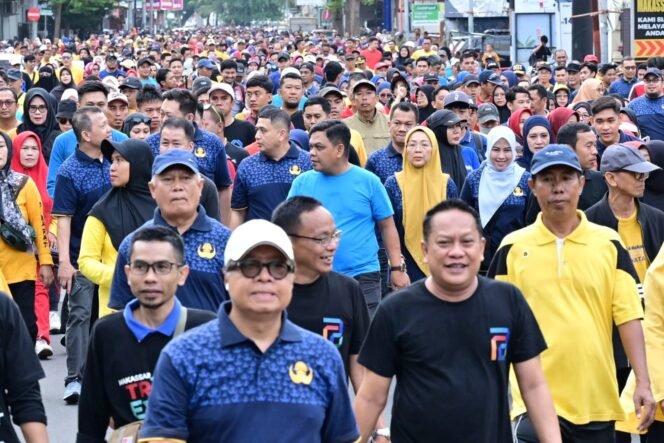 
					Masyarakat Kota Makassar meramaikan momentum Jalan Sehat, sebagai rangkaian HUT ke-418 Tahun Makassar, Sabtu (08/11/2025)