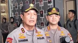 Kapolda Sulsel Irjen Pol Djuhandani Raharjo Puro, bersama Kapolrestabes Makassar, Kombes Pol Arya Perdana, usai meresmikan Gedung SPKT-SKCK Parama Satwika.