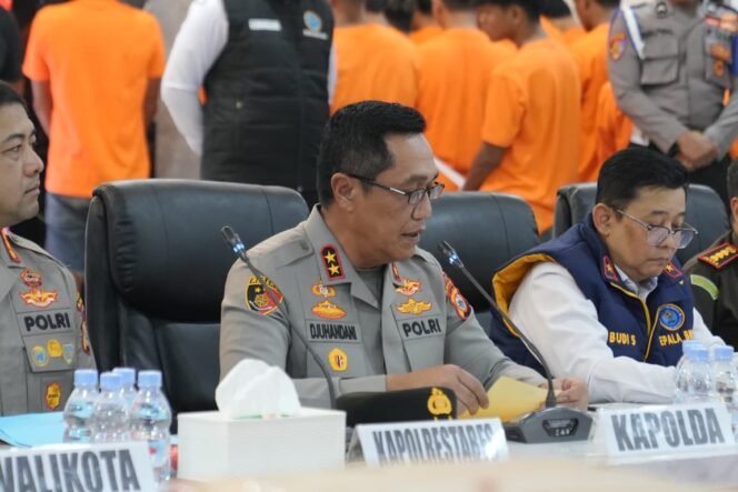 
					Kapolda Sulsel, Irjen Pol Djuhandani Rahardjo Puro, saat memimpin press release pengungkapan kasus penculikan anak, di Polrestabes Makassar, Senin (10/11/2025)