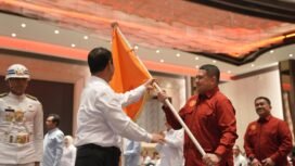 Ketua Umum IKA Unhas Andi Amran Sulaiman, saat menyerahkan pataka IKA FH Unhas kepada Munafri Arifuddin, Jumat (14/11/2025), di Hotel Claro Makassar.