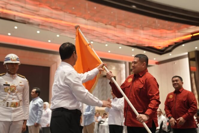 
					Ketua Umum IKA Unhas Andi Amran Sulaiman, saat menyerahkan pataka IKA FH Unhas kepada Munafri Arifuddin, Jumat (14/11/2025), di Hotel Claro Makassar.