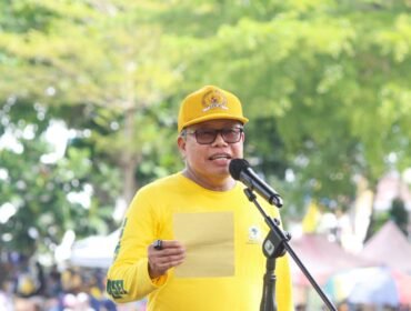 Ketua DPD I Golkar Sulsel, Taufan Pawe, saat pidato pada puncak HUT ke-61 Partai Golkar di Lapangan Merdeka, Kabupaten Bone, Minggu (16/11/2025)