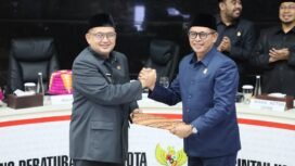 Wali Kota Makassar, Munafri Arifuddin, dan Ketua DPRD Makassar, Supratman, usai rapat paripurna penetapan KUA PPAS APBD 2026 di Balaikota Makassar, Senin (17/11/2025).