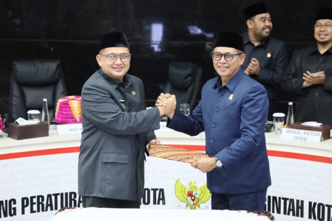 
					Wali Kota Makassar, Munafri Arifuddin, dan Ketua DPRD Makassar, Supratman, usai rapat paripurna penetapan KUA PPAS APBD 2026 di Balaikota Makassar, Senin (17/11/2025).