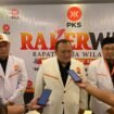Sekjen PKS, Mohammad Kholid, saat sesi wawancara dalam agenda Rakerwil PKS Sulsel, di Hotel Four Point Makassar, Minggu (23/11/2025)