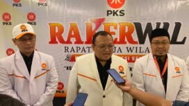 Sekjen PKS, Mohammad Kholid, saat sesi wawancara dalam agenda Rakerwil PKS Sulsel, di Hotel Four Point Makassar, Minggu (23/11/2025)