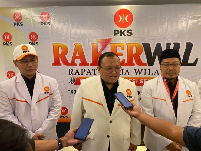 
					Sekjen PKS, Mohammad Kholid, saat sesi wawancara dalam agenda Rakerwil PKS Sulsel, di Hotel Four Point Makassar, Minggu (23/11/2025)