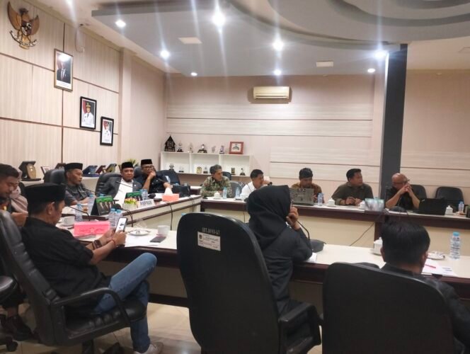 
					RDP PT POMU dengan DPRD Lutim, Kamis (13/11/25). 