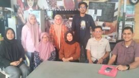 Penasehat Hukum Asking Syam, Untung Amir (kanan) bersama keluarga Asking Syam saat konferensi pers di Warkop Tanah Abang, Kamis, (20/11/25)