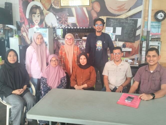 
					Penasehat Hukum Asking Syam, Untung Amir (kanan) bersama keluarga Asking Syam saat konferensi pers di Warkop Tanah Abang, Kamis, (20/11/25)