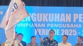 Ketua HIPSO Periode 2025-2028, Iwan Usman kibarkan bendera di acara pengukuhan pengurus, Kamis malam, (20/11/2025)