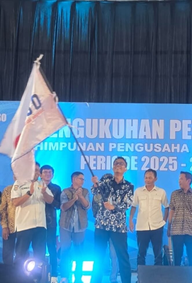 
					Ketua HIPSO Periode 2025-2028, Iwan Usman kibarkan bendera di acara pengukuhan pengurus, Kamis malam, (20/11/2025)