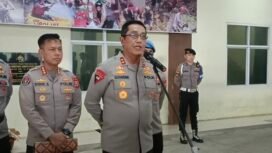 Kapolda Sulsel, Irjen Pol Djihandani Rahardjo Puro, saat menggelar konfrensi pers terkait perkembangan kasus pemecatan dua guru di Luwu Utara, di Mapolda Sulsel, kamis (13/11/2025)
