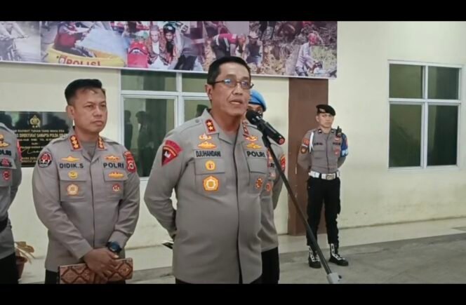 
					Kapolda Sulsel, Irjen Pol Djihandani Rahardjo Puro, saat menggelar konfrensi pers terkait perkembangan kasus pemecatan dua guru di Luwu Utara, di Mapolda Sulsel, kamis (13/11/2025)