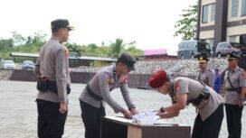 Kapolres Lutim, AKBP Ario Putranto Tuhu Mangabdi memimpin upacara serah terima jabatan di Halaman Mapolres Lutim, Kamis, (04/12/25)