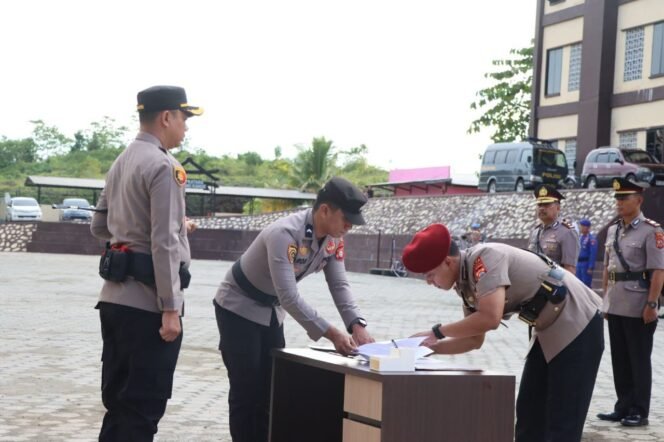 
					Kapolres Lutim, AKBP Ario Putranto Tuhu Mangabdi memimpin upacara serah terima jabatan di Halaman Mapolres Lutim, Kamis, (04/12/25)