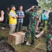 Personel TNI temui warga di lokasi lahan pembangunan Markas Yon TP