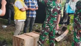 Personel TNI temui warga di lokasi lahan pembangunan Markas Yon TP