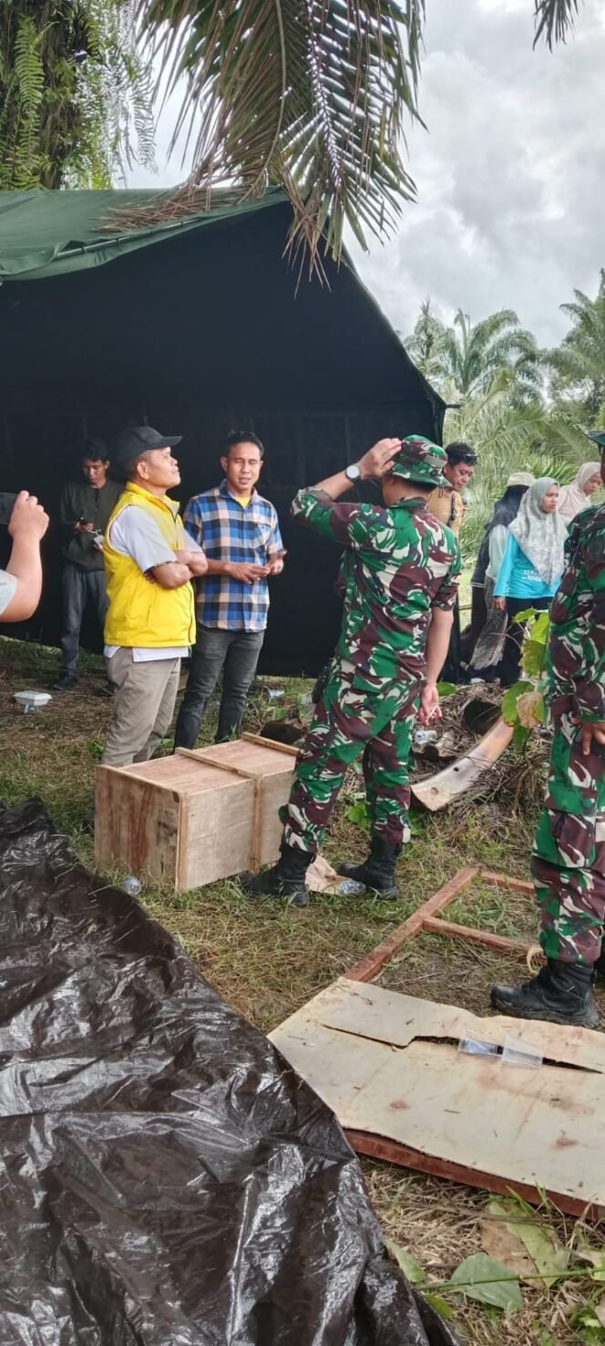 
					Personel TNI temui warga di lokasi lahan pembangunan Markas Yon TP