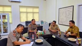 Kapolres Lutim AKBP Ario Putranto Tuhu Mangabdi melakukan koordinasi dengan BPBD Lutim, Senin (08/12/2025)