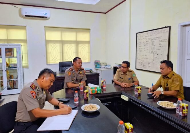 
					Kapolres Lutim AKBP Ario Putranto Tuhu Mangabdi melakukan koordinasi dengan BPBD Lutim, Senin (08/12/2025)