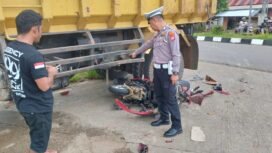 Polisi Satlantas Polres Luwu Timur melakukan olah TKP lakalantas di depan Terminal Malili, Selasa, (09/12/2025).