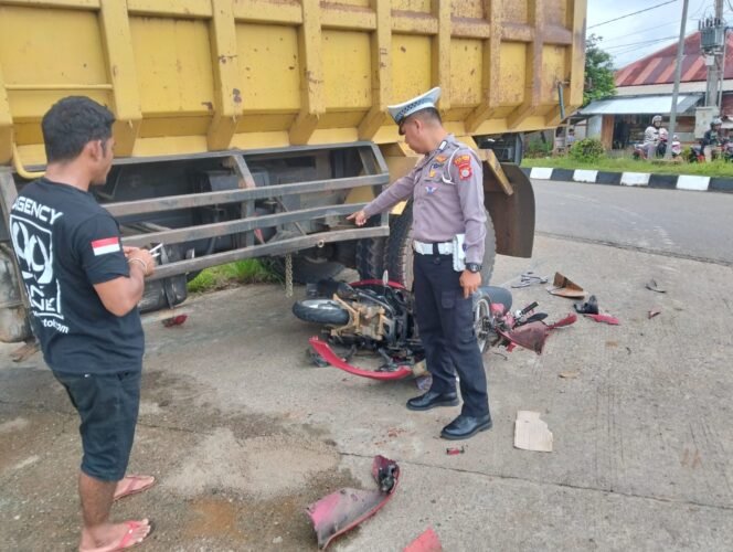 
					Polisi Satlantas Polres Luwu Timur melakukan olah TKP lakalantas di depan Terminal Malili, Selasa, (09/12/2025).