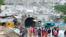 Petugas Kepolisian bersama pekerja berusaha mengevakuasi pekerja yang terjebak di dalam terowongan. 