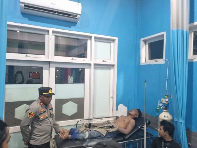 
					Dua orang korban yang terjebak di dalam terowongan PLTM Passokoran berhasil dievakuasi. Keduanya sedang menjalani observasi di Puskesmas Tomoni, Rabu, (10/12/2025)