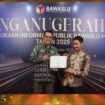 Kordiv Humas dan Datin Bawaslu Sulsel, Alamsyah (kiri), saat meneima penghargaan dari Bwaslu RI, Sabtu (13/12/2025)