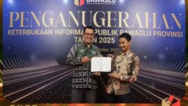 Kordiv Humas dan Datin Bawaslu Sulsel, Alamsyah (kiri), saat meneima penghargaan dari Bwaslu RI, Sabtu (13/12/2025)