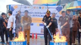 Jutaan batang rokok ilegal dimusnahkan dengan cara dibakar 