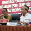 Ketua KPU Sulsel, Hasbullah (putih) dan Komisoner KPU Divisi Data dan Informasi, Romy Harminto (kiri), saat menetapkan jumlah pemilih berkelanjutan Sulsel, Senin (15/12/2025).