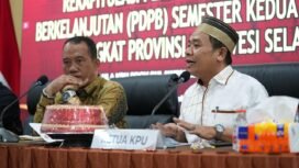 Ketua KPU Sulsel, Hasbullah (putih) dan Komisoner KPU Divisi Data dan Informasi, Romy Harminto (kiri), saat menetapkan jumlah pemilih berkelanjutan Sulsel, Senin (15/12/2025).