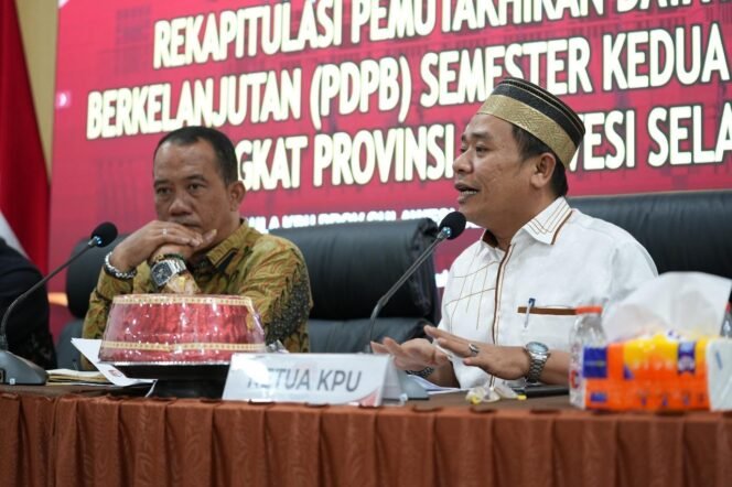 
					Ketua KPU Sulsel, Hasbullah (putih) dan Komisoner KPU Divisi Data dan Informasi, Romy Harminto (kiri), saat menetapkan jumlah pemilih berkelanjutan Sulsel, Senin (15/12/2025).