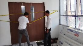 Penyidik Kepolisian Polres Lutim memasang police line di ruangan IGD RSUD I Lagaligo yang terbakar, Senin, (29/12/2025).