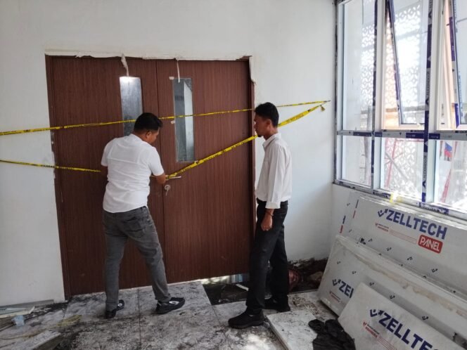 
					Penyidik Kepolisian Polres Lutim memasang police line di ruangan IGD RSUD I Lagaligo yang terbakar, Senin, (29/12/2025).