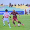 Gelandang PSM Makassar, Savio Roberto, saat berhadapan dengan pemain Malut United, Yance Sayuri, pada pertandingan di Stadion BJ Habibie Kota Parepare, Minggu (21/12/2025)./PSM