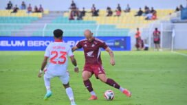 Gelandang PSM Makassar, Savio Roberto, saat berhadapan dengan pemain Malut United, Yance Sayuri, pada pertandingan di Stadion BJ Habibie Kota Parepare, Minggu (21/12/2025)./PSM