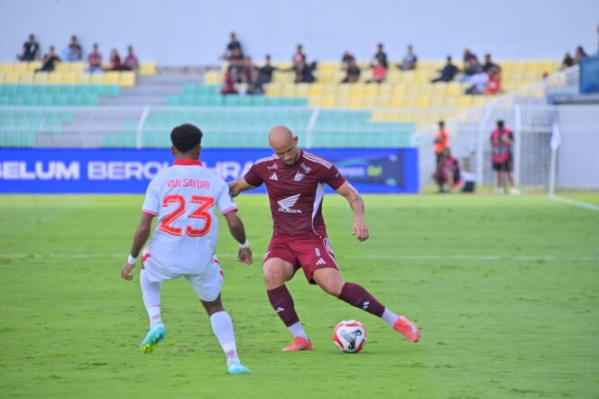 
					Gelandang PSM Makassar, Savio Roberto, saat berhadapan dengan pemain Malut United, Yance Sayuri, pada pertandingan di Stadion BJ Habibie Kota Parepare, Minggu (21/12/2025)./PSM