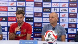 Pemain Bali Unied, Tijmen Goppel, dan pelatih bali United, Johnny Jensen.