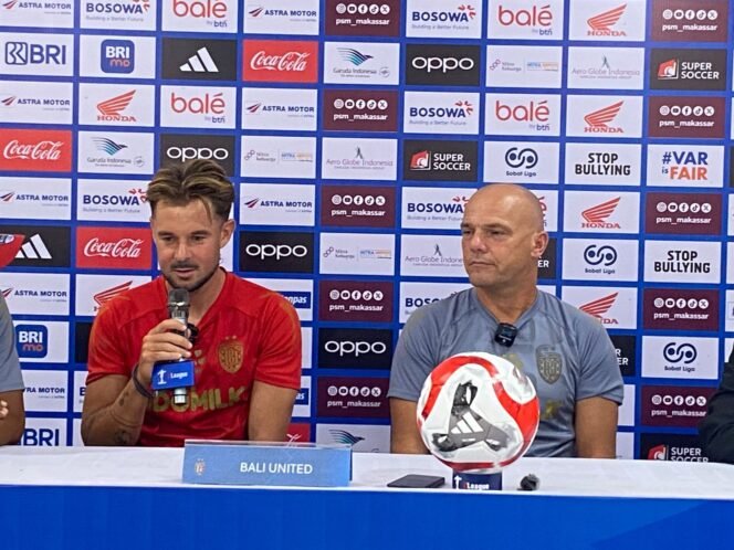 
					Pemain Bali Unied, Tijmen Goppel, dan pelatih bali United, Johnny Jensen.