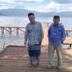 Tokoh Masyarakat Asli Sorowako, Abutar Ranggo (kanan) bersama Dahlan To Makkajareng (kiri) berada di Pantai Impian (salah satu aset yang diklaim Pemdes Sorowako), Sabtu, (10/01/2026)