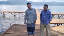 Tokoh Masyarakat Asli Sorowako, Abutar Ranggo (kanan) bersama Dahlan To Makkajareng (kiri) berada di Pantai Impian (salah satu aset yang diklaim Pemdes Sorowako), Sabtu, (10/01/2026)