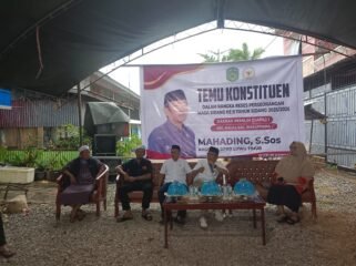 Anggota DPRD Lutim, Mahading menyerap aspirasi masyarakat di Kelurahan Malili Kecamatan Malili, Minggu, (08/03/2026).