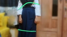 Seorang siswa mencoba baju seragam sekolah gratis yang dibagikan. Sudah kekecilan, Selasa, (31/03/2026)