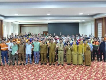 Bupati Luwu Timur, Irwan Bachri Syam foto bersama perwakilan perusahaan pada kegiatan sosialisasi Program Mandalish, Senin (13/04/2026)