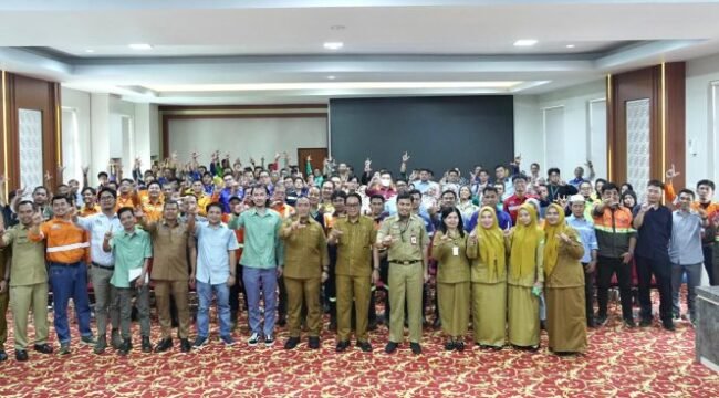 Bupati Luwu Timur, Irwan Bachri Syam foto bersama perwakilan perusahaan pada kegiatan sosialisasi Program Mandalish, Senin (13/04/2026)