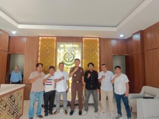Kasi Intel Kejaksaan Negeri Luwu Timur foto bersama Pengurus PWI Lutim, Selasa, (21/04/2026)